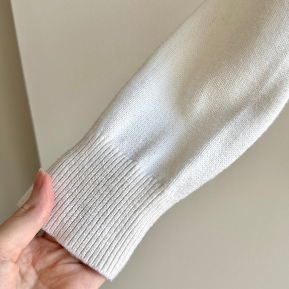 GAP Women’s Classic Crewneck Off-White Sweater, Size Medium - Picture 6 of 15